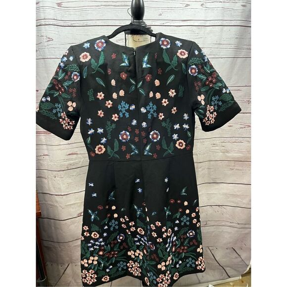 Context -Lord and Taylor size 6 black dress‎ with flowers (2092) - Picture 2 of 5